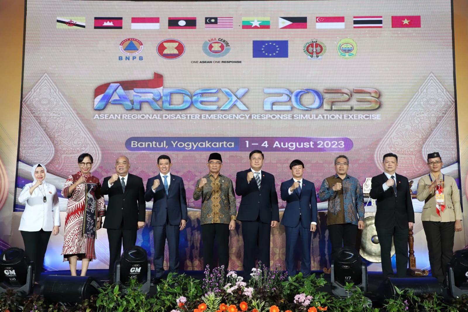 Menteri Koordinator Bidang Pembangunan Manusia dan Kemanusiaan (Menko PMK) Muhadjir Effendi, Kepala BNPB Letjen TNI Suharyanto beserta delegasi ASEAN melakukan sesi foto bersama saat pembukaan kegiatan Asean Regional Disaster Emergency Response Simulation Exercise (ARDEX-2023) yang dihelat di Daerah Istimewa Yogyarta pada Selasa (1/8).